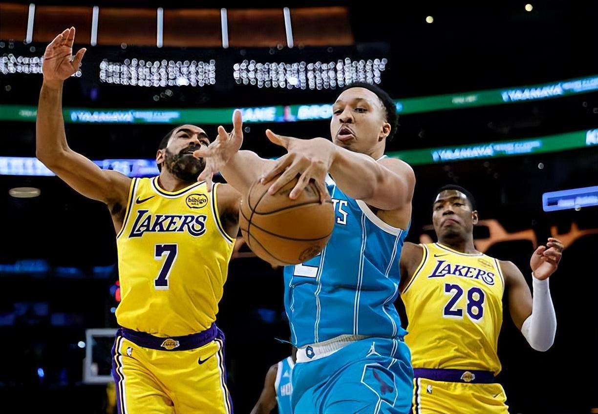 开云官网-打了半天最高数据是犯规，湖人替补后场连底薪球员的水平都达不到