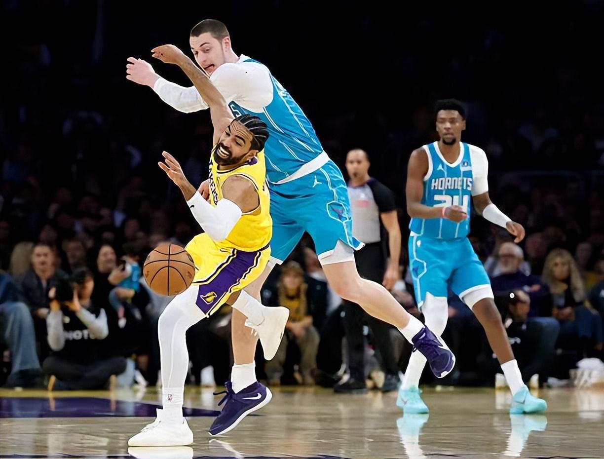 开云官网-打了半天最高数据是犯规，湖人替补后场连底薪球员的水平都达不到