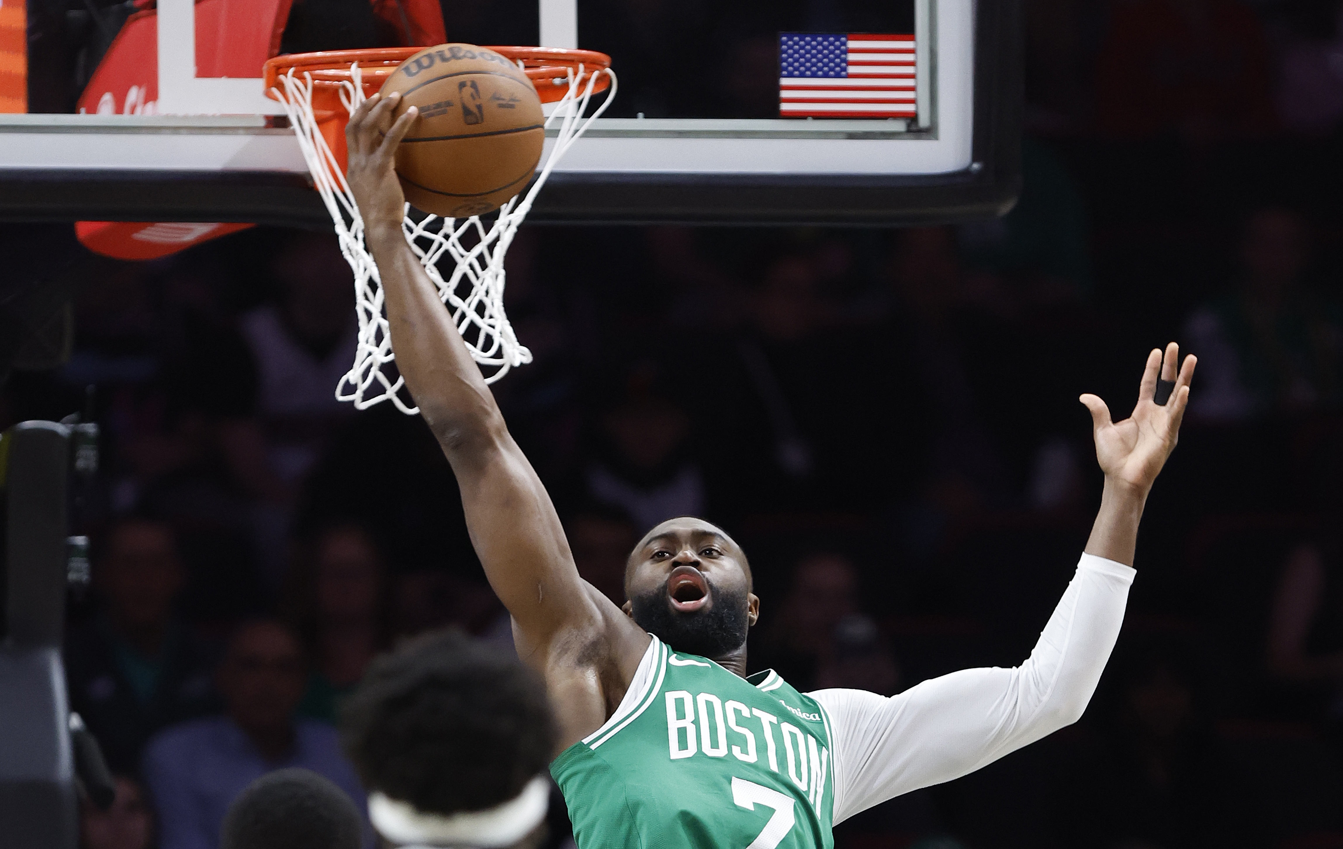 kaiyun-火力全开！杰伦·布朗半场15投7中&amp;三分3中2 拿下17分9板1助1断