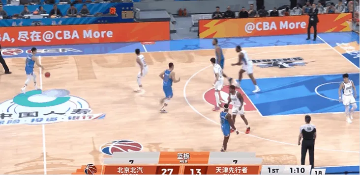 kaiyun-麦基中路顺下直杀篮筐，上演精彩双手暴扣