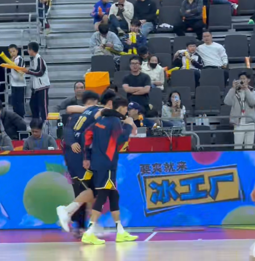 开云移动端-突发！广东队2米11中锋，意外受到重伤，被队友搀扶下场 令人担忧