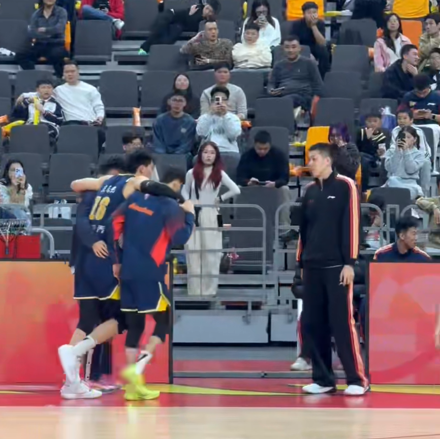开云移动端-突发！广东队2米11中锋，意外受到重伤，被队友搀扶下场 令人担忧